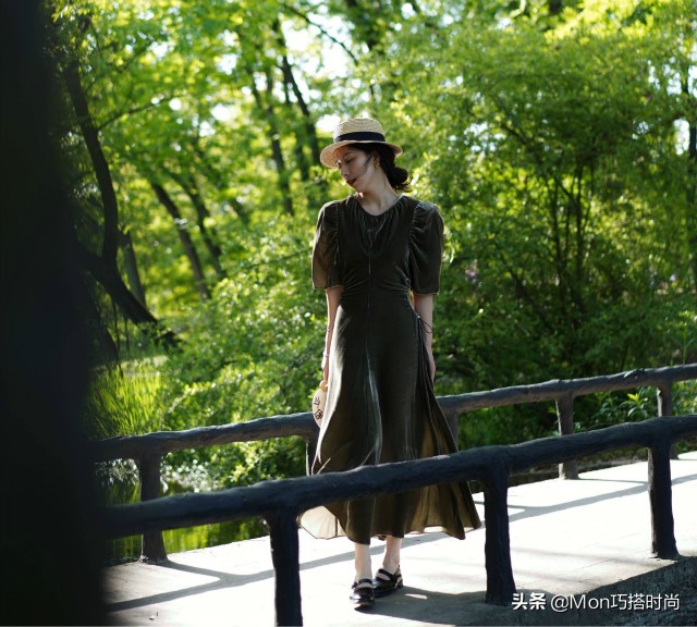 今夏火了一种帽子叫“烟筒帽”，时髦百搭显脸小，戴对整容级好看