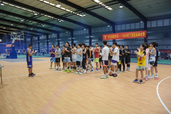 在叩丁狼1024怎么过？当然是“打爆”校长，挑战高颜值篮球博主