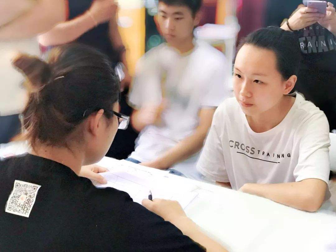 女大学生英语专业是铁饭碗吗,关于英语专业的就业前景与方向