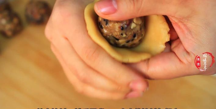 月饼怎么做不太甜,怎么做出来的月饼又酥又软