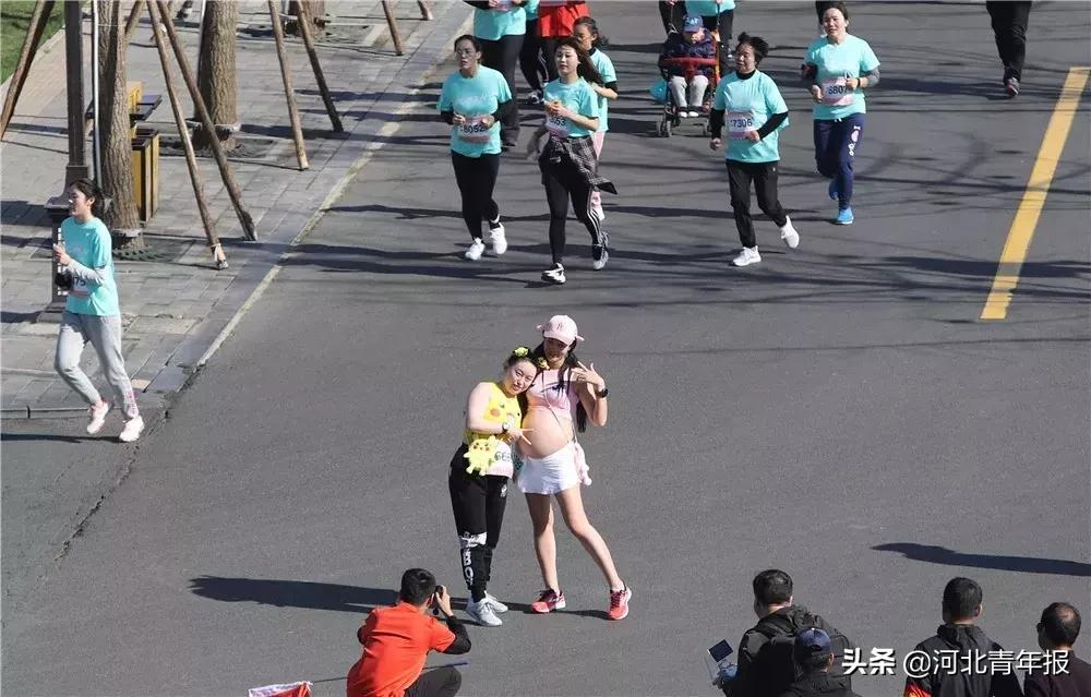 强！40岁美女准妈妈挺7个多月孕肚，在石家庄跑了个马拉松！这届准妈妈太猛了