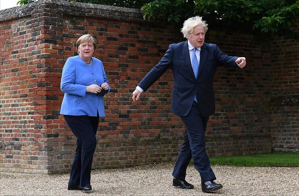 伊丽莎白女王接见默克尔,默克尔和英国女王