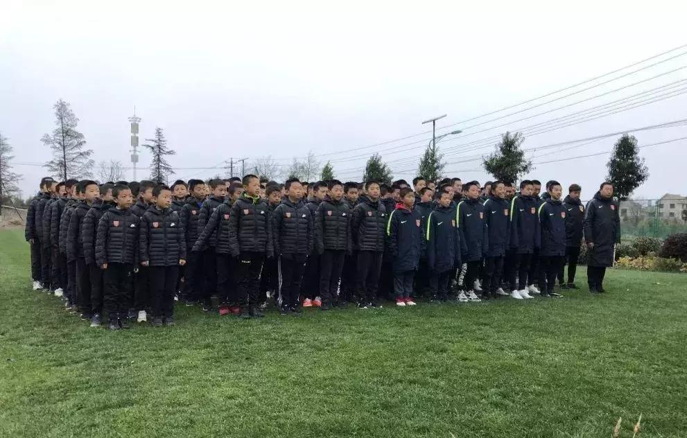 河北华夏八个梯队隆重升旗要把军训好作风植入冬训