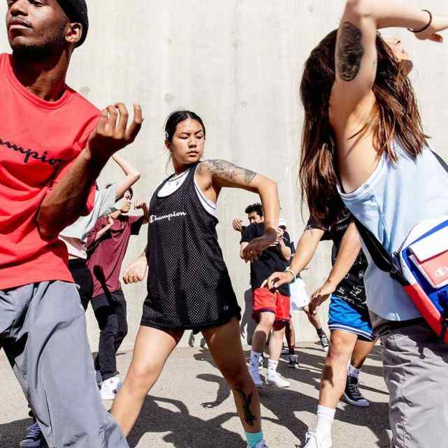 阿迪和耐克哪个鞋穿着最舒服,nike和阿迪达斯哪个更潮