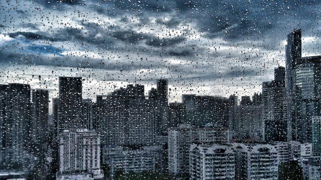 阴雨天衣服晾不干发馊要重洗吗,下雨天如何让自己的衣物快速烘干