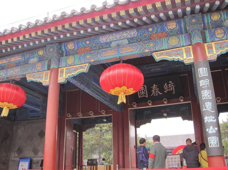 余晖映照出娇艳的晚霞,余晖映衬下美景