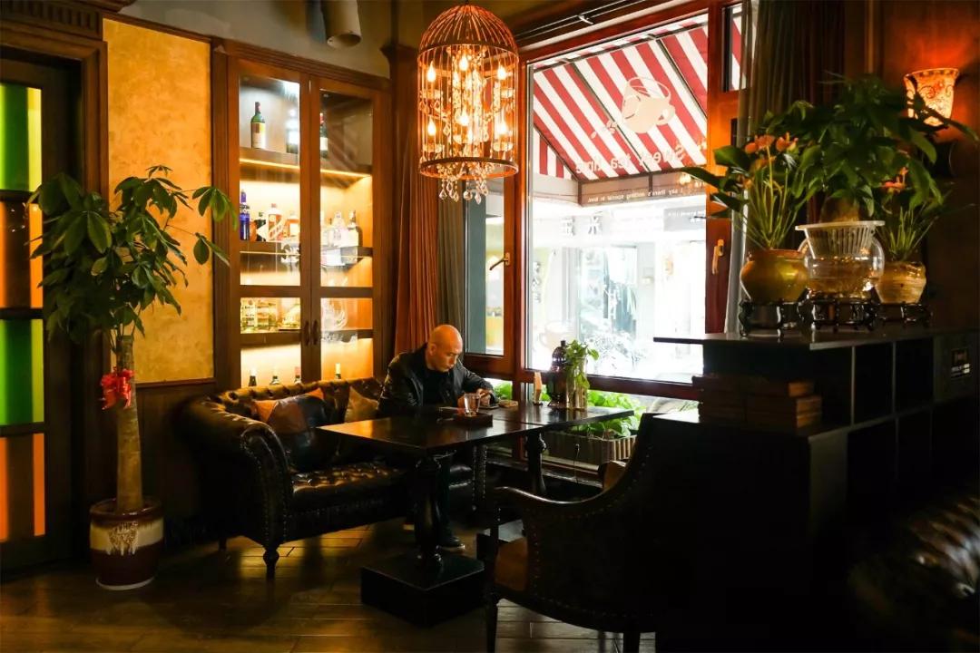 每天要喝掉两杯奶茶,每天要喝2000ml咖啡