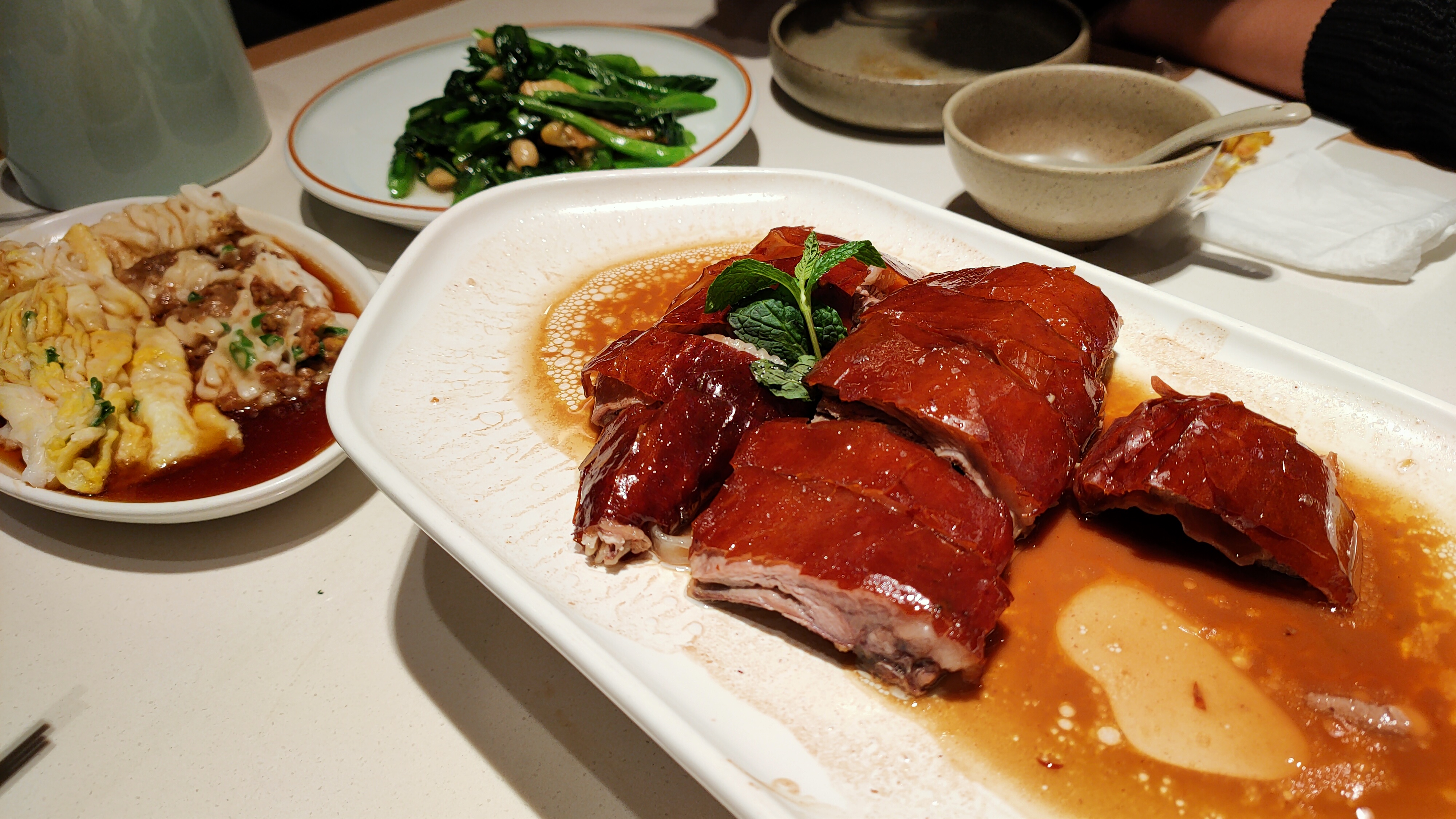 广东名厨在北京开的餐馆，脆皮烧鹅一刀下去汁水爆流，味道绝了