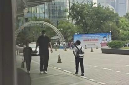 姚明带女儿吃饭偶遇11岁的姚明,姚明与姚沁蕾