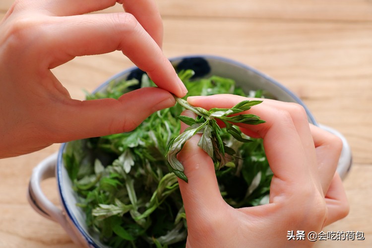 80岁奶奶教我用艾叶煮鸡蛋作用,鸡蛋和艾叶煮水喝有什么功效