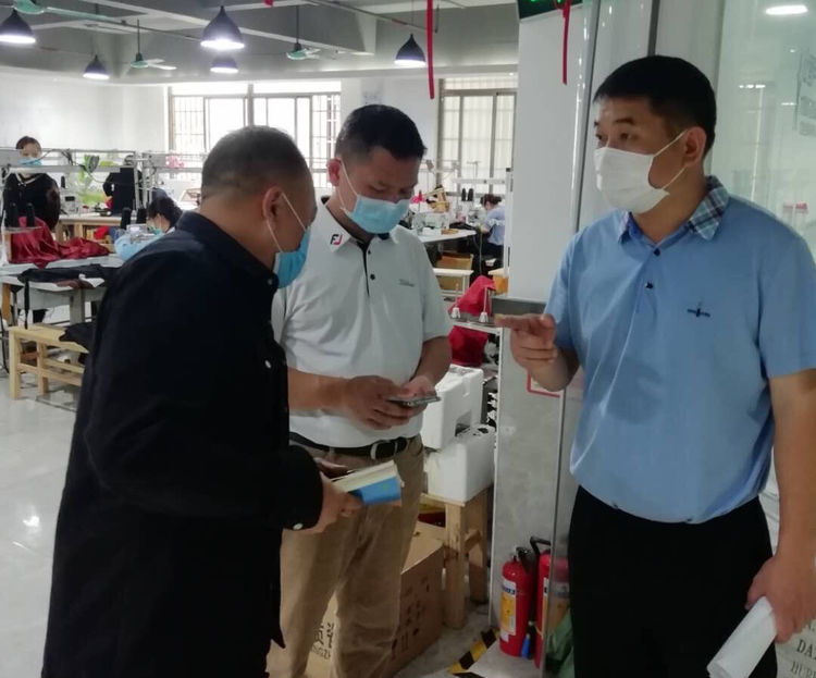 番禺｜“我们不摆pose”！大石街大兴村把办公室前移到村路口，织密防疫网