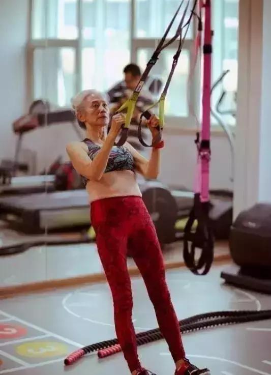 73岁奶奶因病零基础开始健身,73岁白发奶奶坚持健身13年