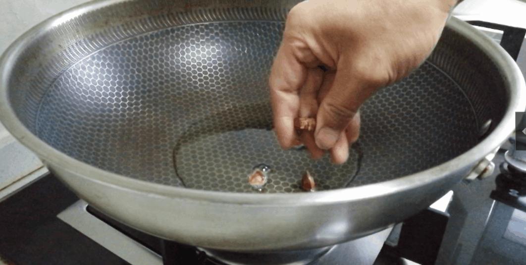 酱油炒面粘锅,炒粉炒面一放酱油就粘锅