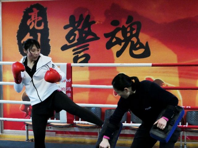 特警执勤妹妹高考考场,特警遇到武警妹妹