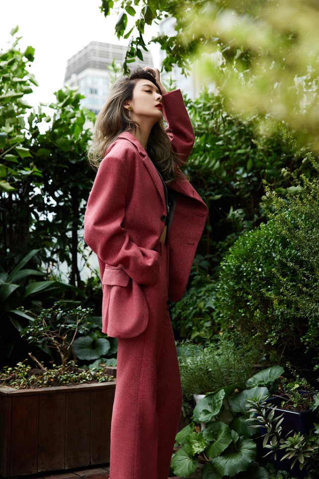 傅菁齐刘海黄裙子,傅菁眼镜西装短发