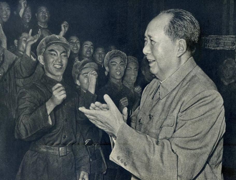 毛主席接见完京剧智取威虎山剧组走到门口又返回来与座山雕握手