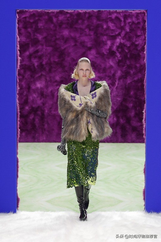 prada绗缝尼龙男士包,prada徽标印花帆布包