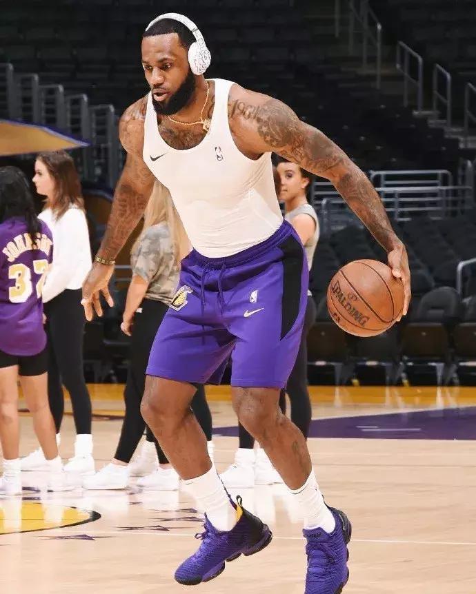 nba季后赛塔克上脚,nba今日上脚球鞋西蒙斯