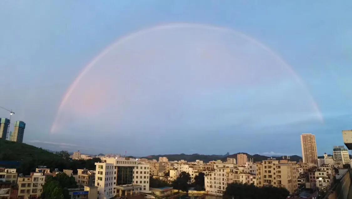 郁南都城暴雨夜景,雨后彩虹五彩丹霞太美了