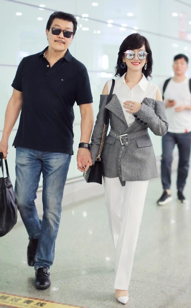 赵雅芝夫妇牵手照,赵雅芝最近时尚穿搭