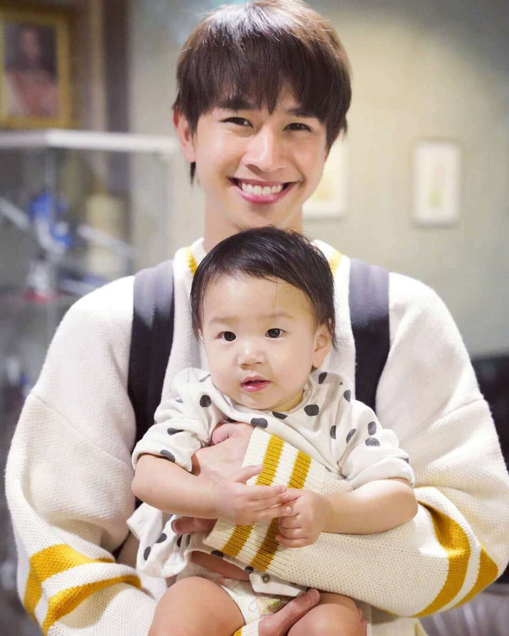 他泰男星和小朋友的治愈同框：BP一家三口关大爷画风不对