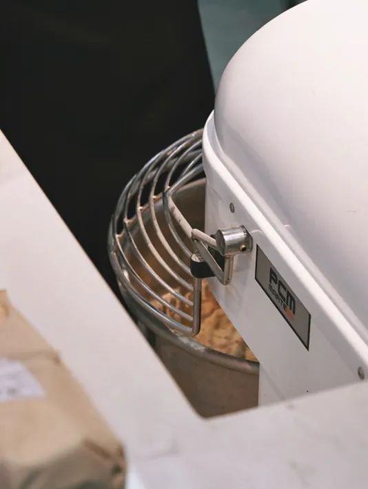 和面加了鸡蛋为什么面发硬,做披萨胚的面粘手正常吗