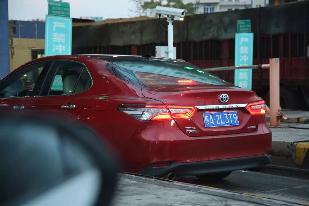 凯美瑞双擎适合长途自驾吗,卡罗拉双擎和凯美瑞双擎哪个省油