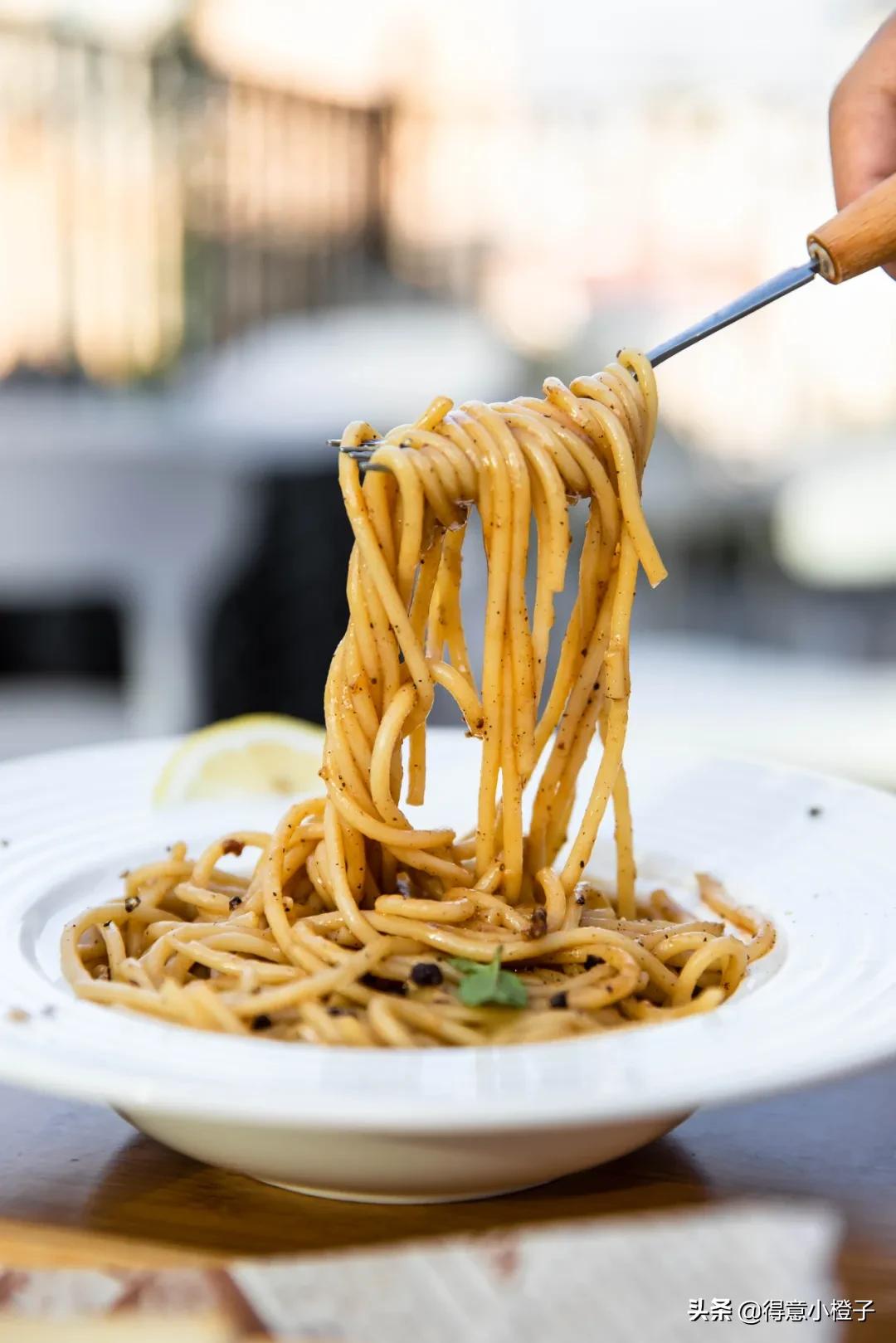 楼顶喝酒看日出,楼顶喝酒夜景视频实拍
