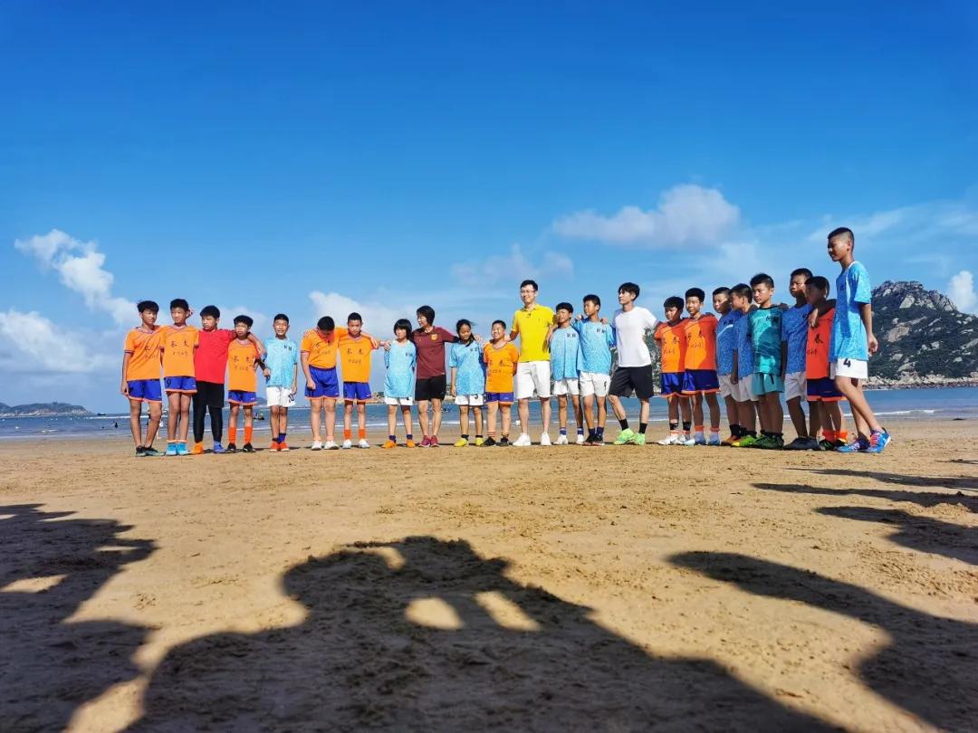 @张一山，霞浦大京沙滩展开一场精彩的足球比赛