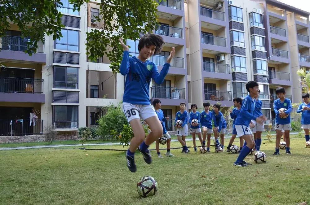 从不懂足球，到蝉联世界冠军，这群女孩儿值得被更多人认识！