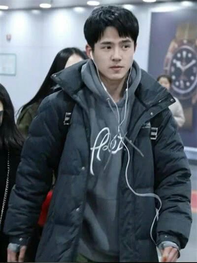 刘昊然易烊千玺身高,易烊千玺和刘昊然大学同框照片