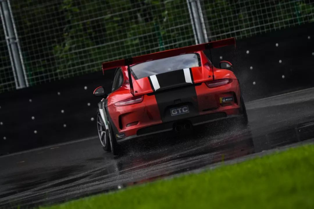 钢铁赛道雨中热战·ChinaGT上演秦皇岛首轮超跑对决