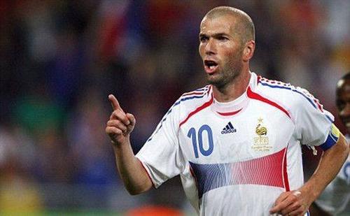 足球十大10号球员，梅西仅排第三，球王贝利也要把第一让给他