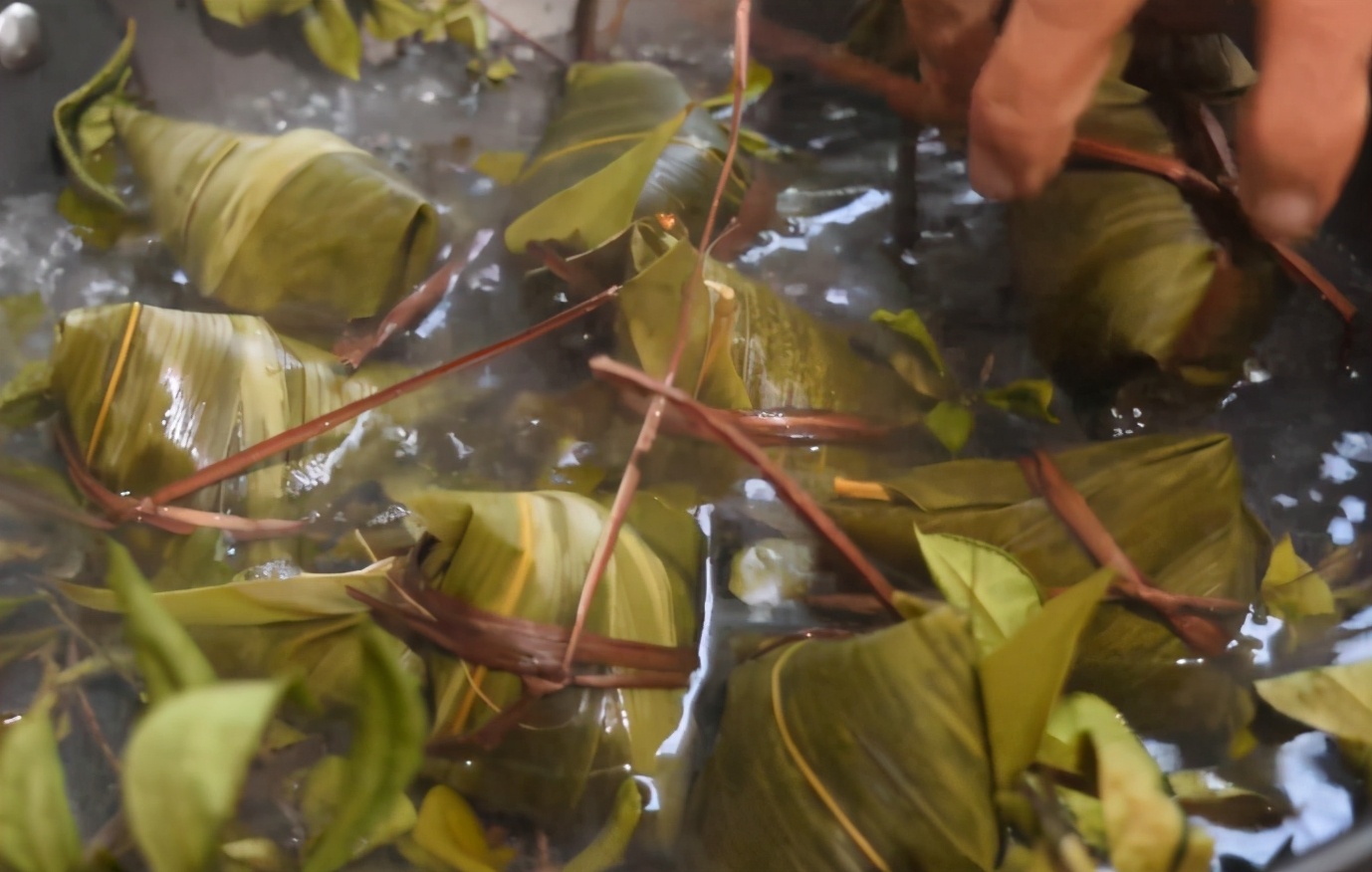 甜馅粽子怎么做糯米才不会夹生,包粽子时糯米要泡多久