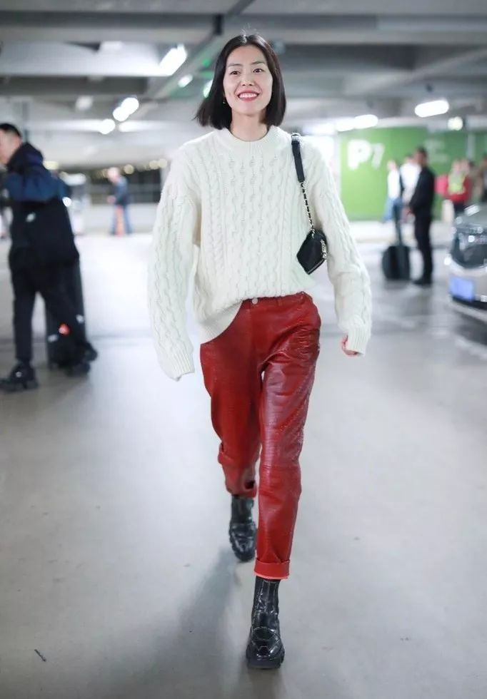 搭靴子穿的裙子秋冬款,裙子靴子秋冬搭配图