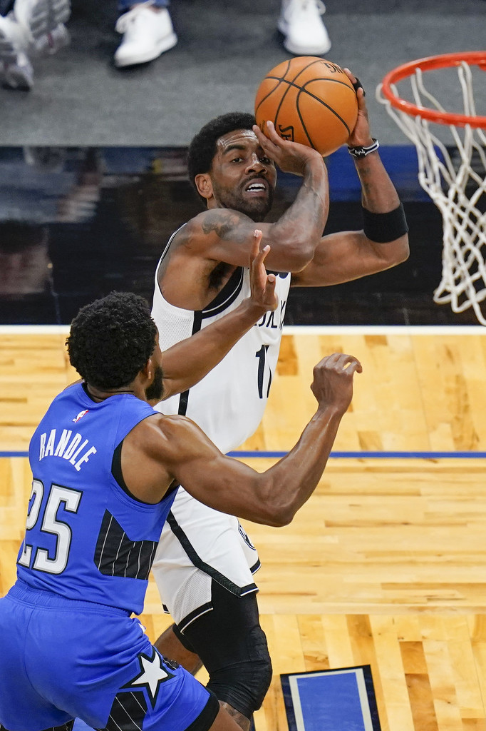 欧文无视三人包夹高难度逆天拉杆,欧文和哈登单挑转身教学