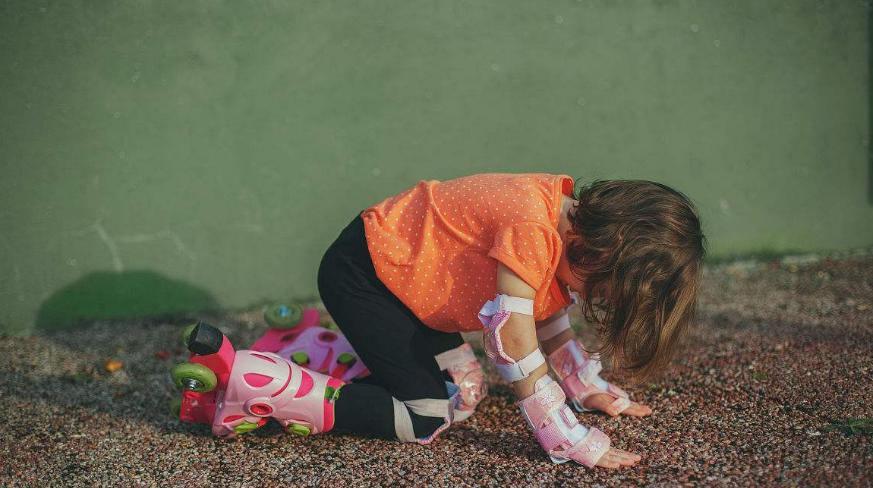 婴儿大哭摔倒你会怎么做,宝宝摔倒了哭了爸爸安慰