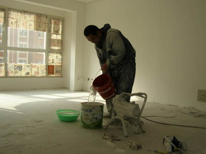 选好乳胶漆，滚刷好还是喷涂好，搞清楚优缺点，装修坑不了你