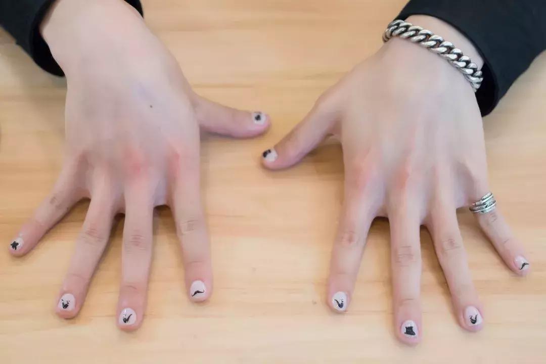 我应该给这些被骗来做美甲的男生道个歉