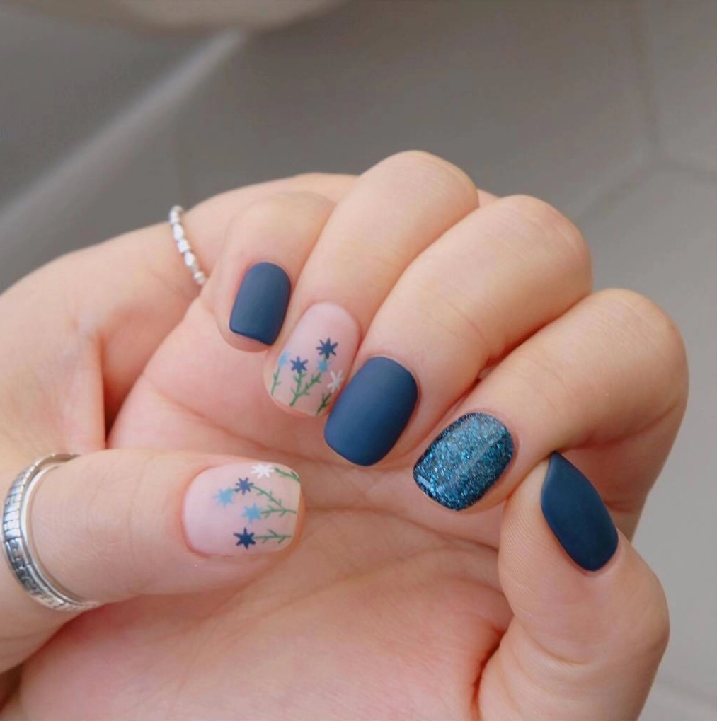 万能的亮片美甲不仅让你的指尖更出众,还会让你拥有好心情哦!