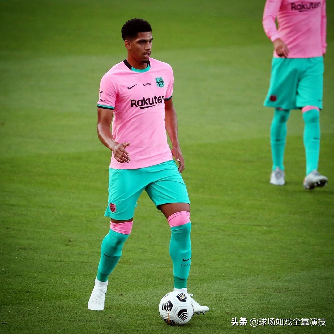 巴萨签下19岁乌拉圭小将阿劳霍,巴萨右后卫引援阿劳霍