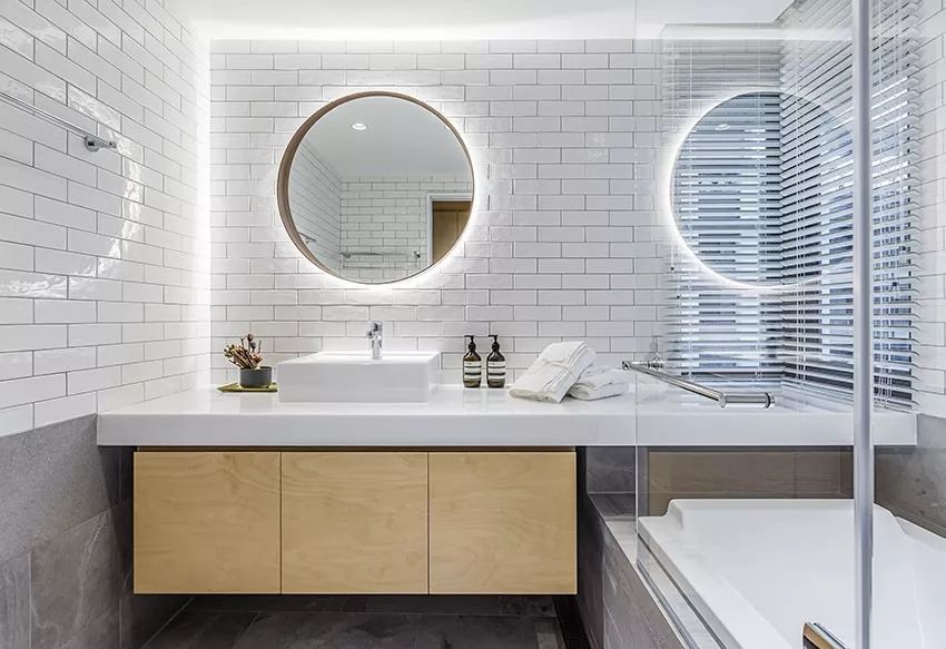 白墙有小坑怎么去除,白墙打洞上的污渍怎么去除