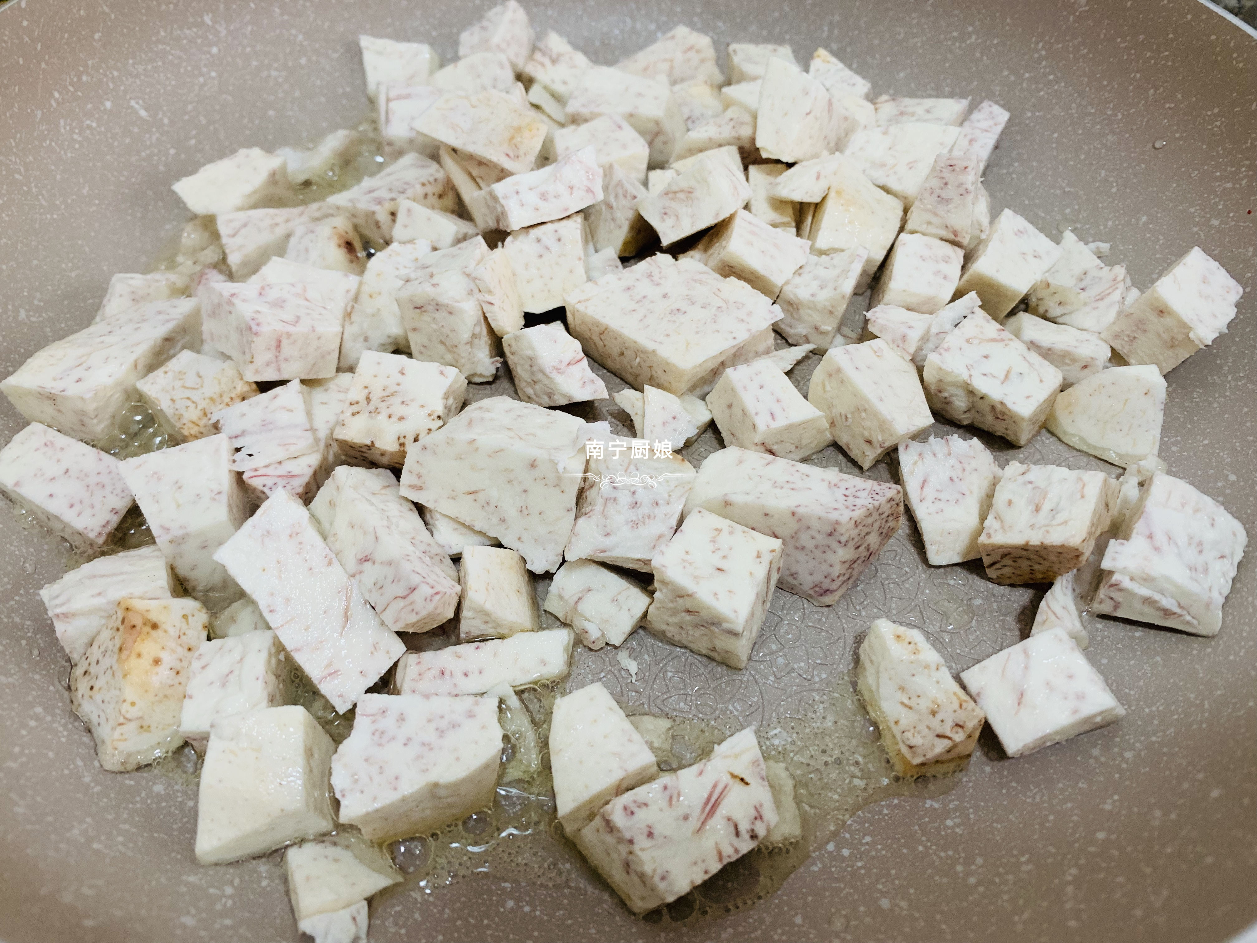 这道汤最近火了，天气越冷越想喝，鲜香爽滑，我们家隔三差五就做