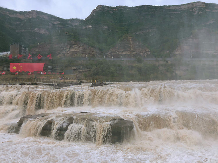 世界著名的十大瀑布中国上榜一个,世界三大瀑布气势磅礴大饱眼福