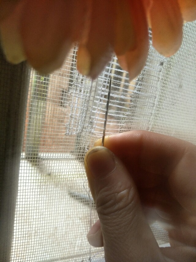 纱窗破了的小洞怎么样补比较美观,纱窗破了修补的妙招