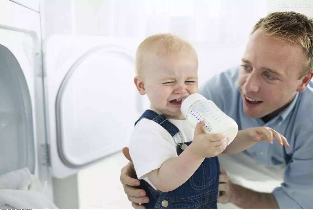 母乳不够吃怎么让宝宝喝奶粉,宝宝不爱喝奶粉奶量少怎么办