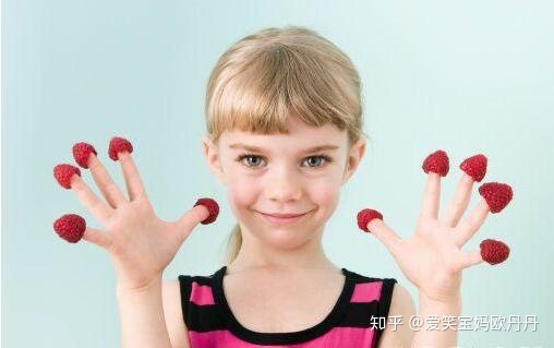 锻炼小婴儿的手指会让宝宝更聪明，妈妈们快抓住这4个阶段练习吧