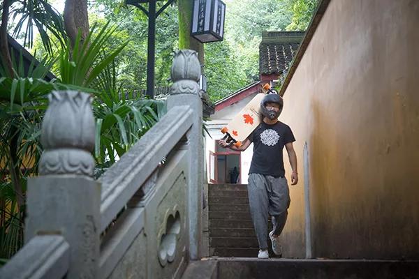 灵隐寺招人，10万网友求职上热搜！4点下班、KPI随缘，条件就一个