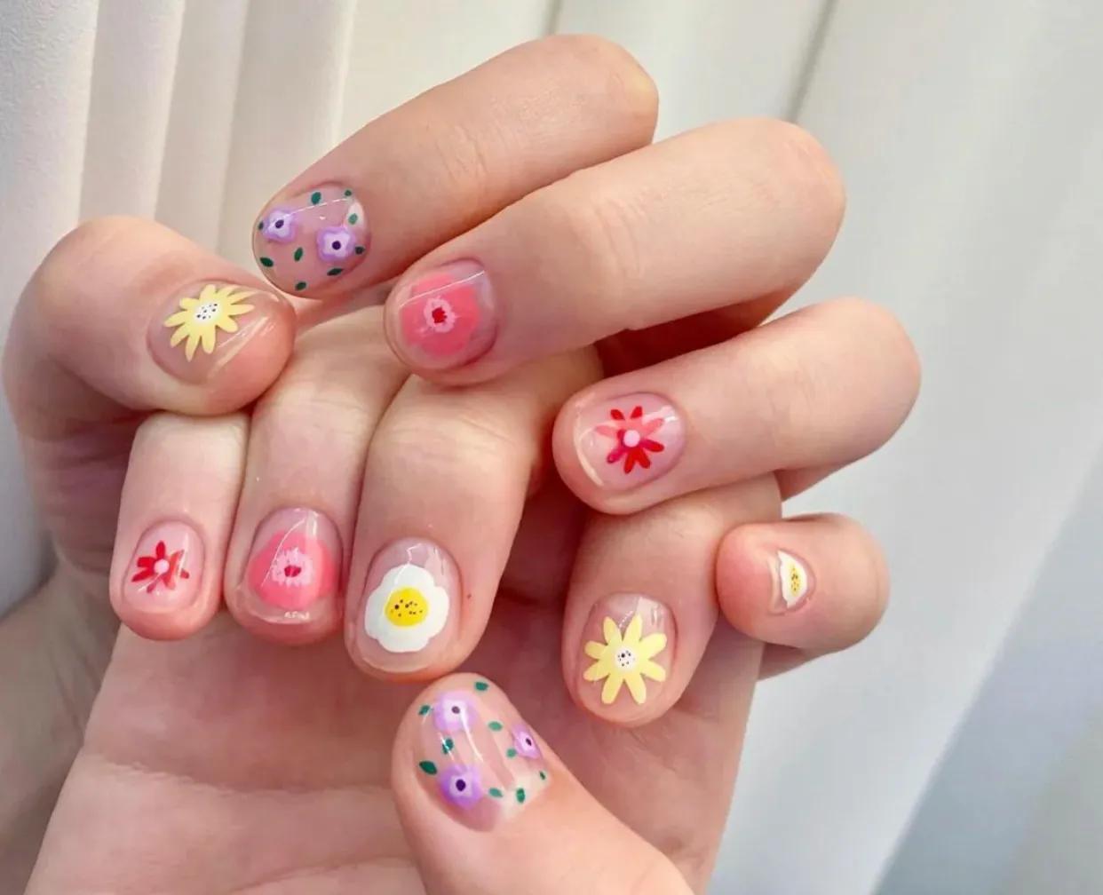 把春天画在指甲上吧,将春天画在指甲上