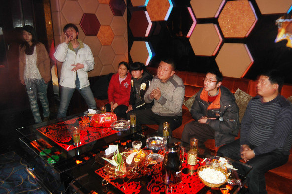 ktv服务员工资,ktv女服务员需要做哪些工作